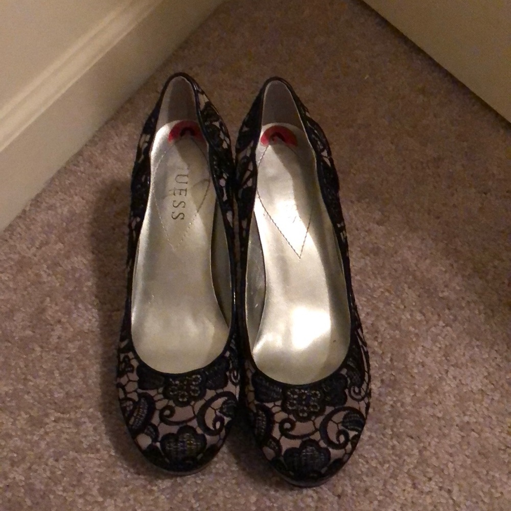 Guess pumps